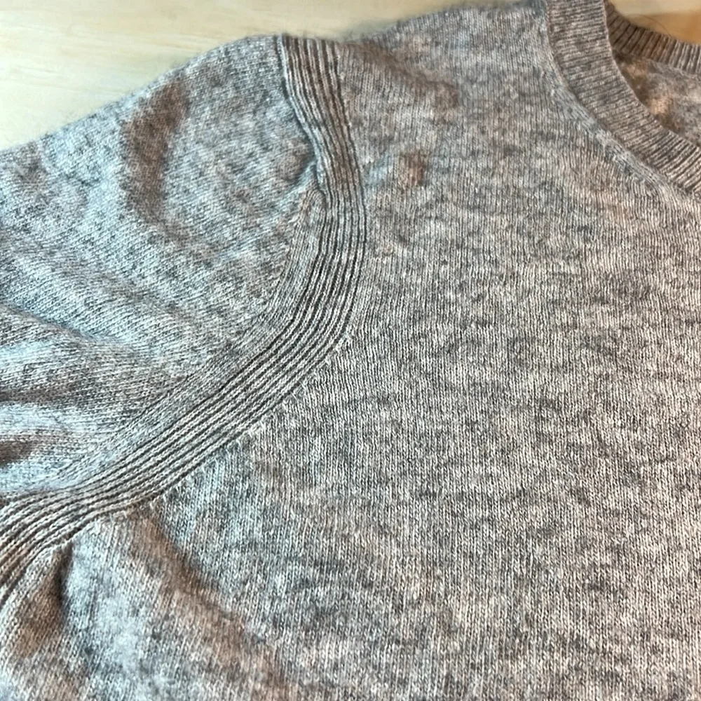 Banana Republic Gray Crewneck Sweater made with Italian yarn sz L